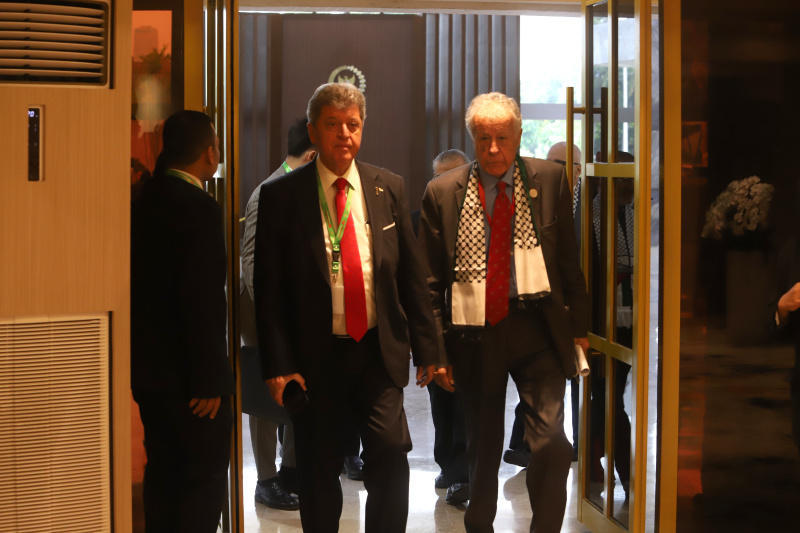 Ketua DPR RI Puang Maharani melakukan pertemuan dengan Kepala Delegasi Parlemen Palestina Mohammad Mousa Subeih Zeidan di sela-sela Konferensi ke-19 Parliamentry Union of The OIC (PUIC) di Ruang Delegasi Nusantara II (Ashar/SinPo.id)