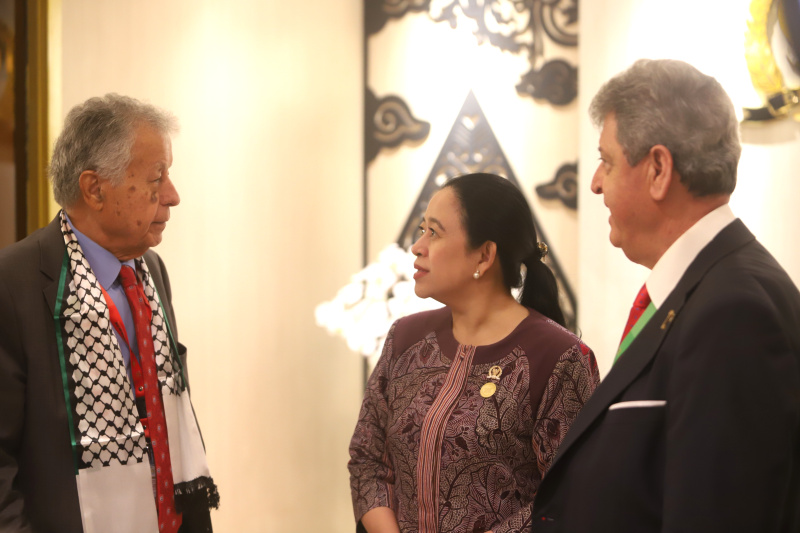 Ketua DPR RI Puang Maharani melakukan pertemuan dengan Kepala Delegasi Parlemen Palestina Mohammad Mousa Subeih Zeidan di sela-sela Konferensi ke-19 Parliamentry Union of The OIC (PUIC) di Ruang Delegasi Nusantara II (Ashar/SinPo.id)