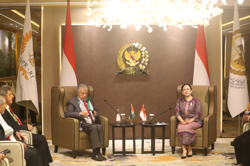 Ketua DPR RI Puang Maharani melakukan pertemuan dengan Kepala Delegasi Parlemen Palestina Mohammad Mousa Subeih Zeidan di sela-sela Konferensi ke-19 Parliamentry Union of The OIC (PUIC) di Ruang Delegasi Nusantara II (Ashar/SinPo.id)