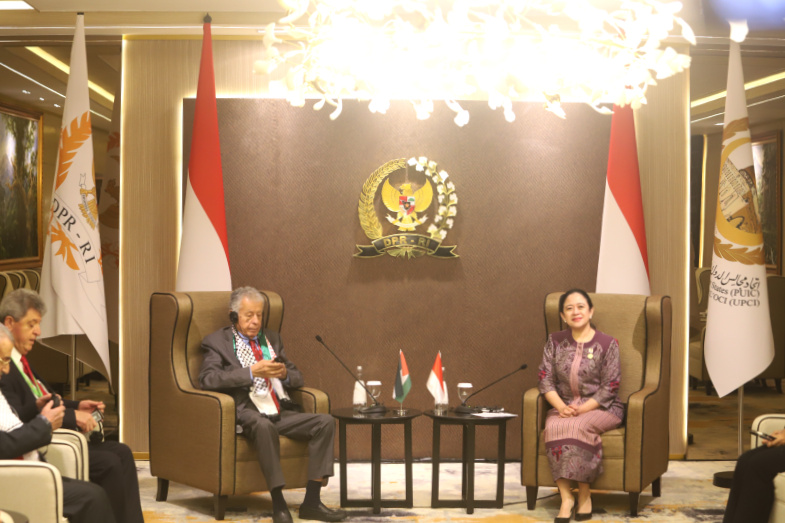 Ketua DPR RI Puang Maharani melakukan pertemuan dengan Kepala Delegasi Parlemen Palestina Mohammad Mousa Subeih Zeidan di sela-sela Konferensi ke-19 Parliamentry Union of The OIC (PUIC) di Ruang Delegasi Nusantara II (Ashar/SinPo.id)