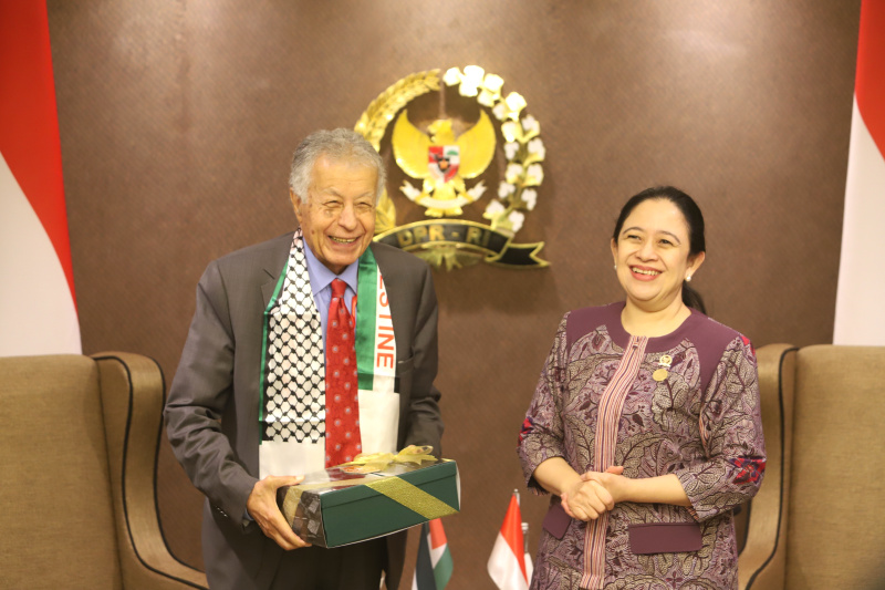 Ketua DPR RI Puang Maharani melakukan pertemuan dengan Kepala Delegasi Parlemen Palestina Mohammad Mousa Subeih Zeidan di sela-sela Konferensi ke-19 Parliamentry Union of The OIC (PUIC) di Ruang Delegasi Nusantara II (Ashar/SinPo.id)