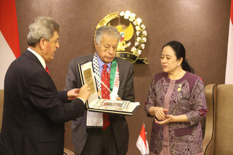 Ketua DPR RI Puan Maharani melakukan pertemuan dengan Kepala Delegasi Parlemen Palestina Mohammad Mousa Subeih Zeidan di sela-sela Konferensi PUIC. (Ashar/SinPo.id)