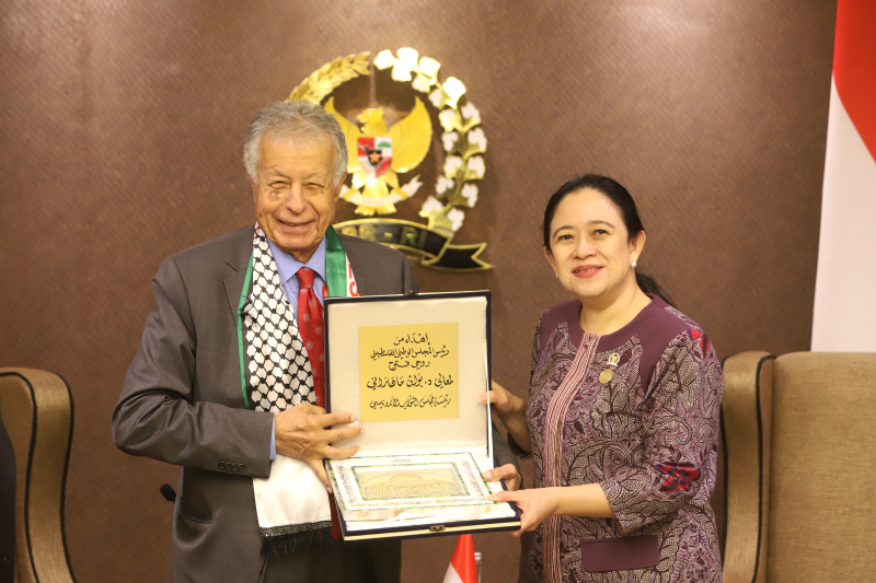 Ketua DPR RI Puang Maharani melakukan pertemuan dengan Kepala Delegasi Parlemen Palestina Mohammad Mousa Subeih Zeidan di sela-sela Konferensi ke-19 Parliamentry Union of The OIC (PUIC) di Ruang Delegasi Nusantara II (Ashar/SinPo.id)