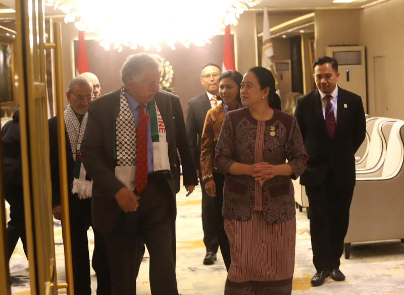 Ketua DPR RI Puang Maharani melakukan pertemuan dengan Kepala Delegasi Parlemen Palestina Mohammad Mousa Subeih Zeidan di sela-sela Konferensi ke-19 Parliamentry Union of The OIC (PUIC) di Ruang Delegasi Nusantara II (Ashar/SinPo.id)