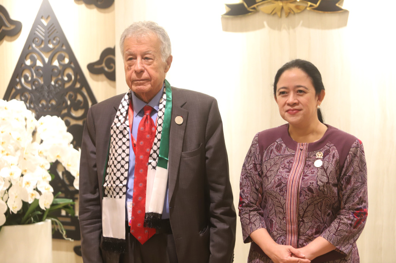 Ketua DPR RI Puang Maharani melakukan pertemuan dengan Kepala Delegasi Parlemen Palestina Mohammad Mousa Subeih Zeidan di sela-sela Konferensi ke-19 Parliamentry Union of The OIC (PUIC) di Ruang Delegasi Nusantara II (Ashar/SinPo.id)
