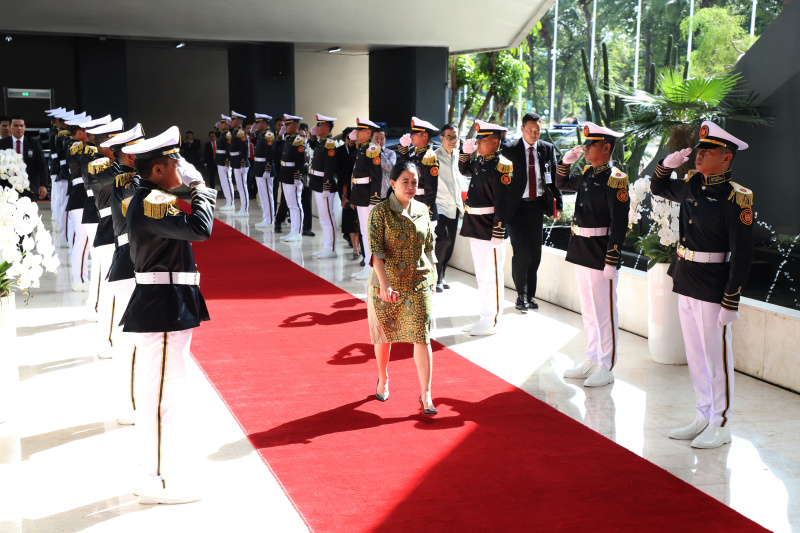 Ketua DPR RI Puan Maharani menerima kunjungan kehormatan Ketua Parlemen Singapura Seah Kian Peng di Gedung Parlemen (Ashar/SinPo.id)