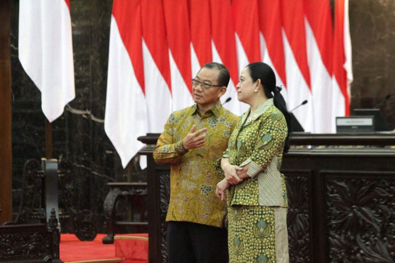 Ketua DPR RI Puan Maharani menerima kunjungan kehormatan Ketua Parlemen Singapura Seah Kian Peng di Gedung Parlemen (Ashar/SinPo.id)