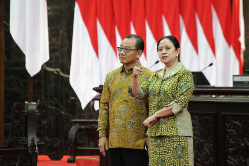 Ketua DPR RI Puan Maharani menerima kunjungan kehormatan Ketua Parlemen Singapura Seah Kian Peng di Gedung Parlemen (Ashar/SinPo.id)