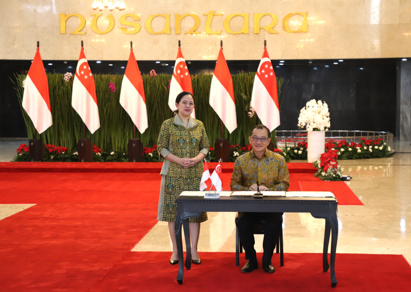 Ketua DPR RI Puan Maharani menerima kunjungan kehormatan Ketua Parlemen Singapura Seah Kian Peng di Gedung Parlemen (Ashar/SinPo.id)