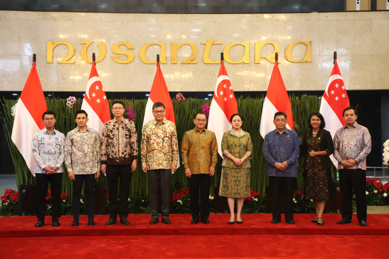 Ketua DPR RI Puan Maharani menerima kunjungan kehormatan Ketua Parlemen Singapura Seah Kian Peng di Gedung Parlemen (Ashar/SinPo.id)