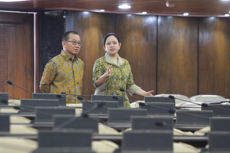 Ketua DPR RI Puan Maharani menerima kunjungan kehormatan Ketua Parlemen Singapura Seah Kian Peng di Gedung Parlemen (Ashar/SinPo.id)