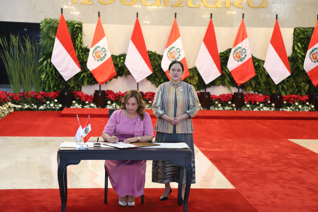 Ketua DPR RI Puan Maharani menerima kunjungan kenegaraan Presiden Republik Peru Dina Ercilia Boluarte Zegarra di Gedung Nusantara (Ashar/SinPo.id)