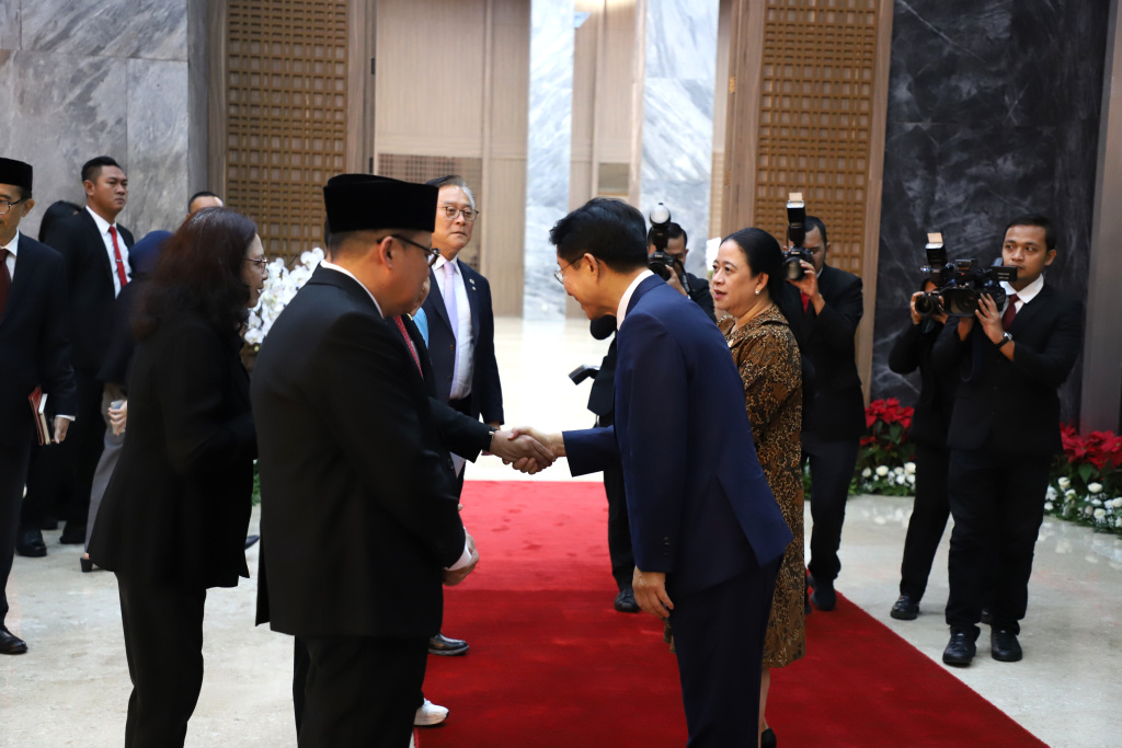 Ketua DPR RI Puan Maharani menerima kedatangan Utusan Presiden Korea Selatan Cho Jeong-Sik di Gedung Nusantara (Ashar/SinPo.id)