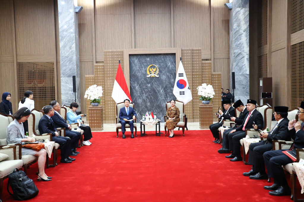 Ketua DPR RI Puan Maharani menerima kedatangan Utusan Presiden Korea Selatan Cho Jeong-Sik di Gedung Nusantara (Ashar/SinPo.id)