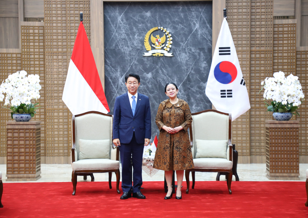 Ketua DPR RI Puan Maharani menerima kedatangan Utusan Presiden Korea Selatan Cho Jeong-Sik di Gedung Nusantara (Ashar/SinPo.id)