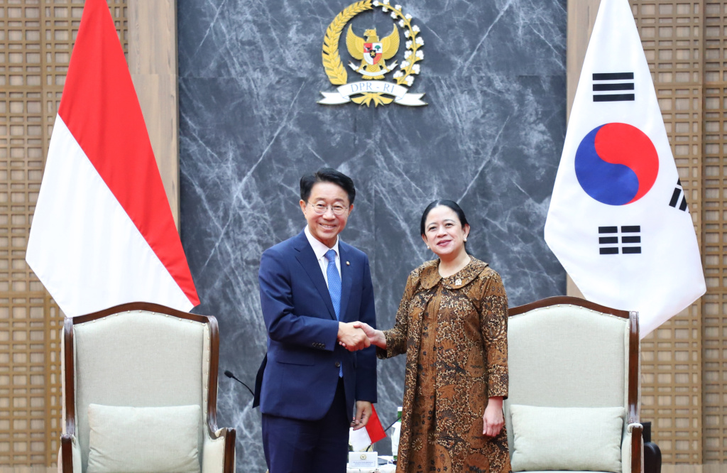 Ketua DPR RI Puan Maharani menerima kedatangan Utusan Presiden Korea Selatan Cho Jeong-Sik di Gedung Nusantara (Ashar/SinPo.id)