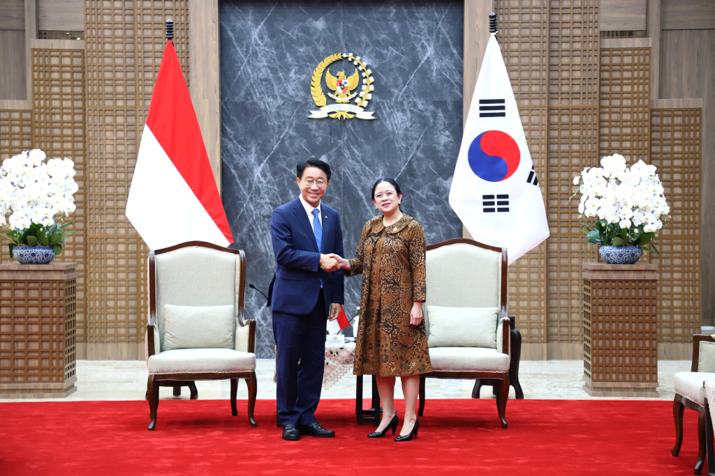 Ketua DPR RI Puan Maharani menerima kedatangan Utusan Presiden Korea Selatan Cho Jeong-Sik di Gedung Nusantara (Ashar/SinPo.id)