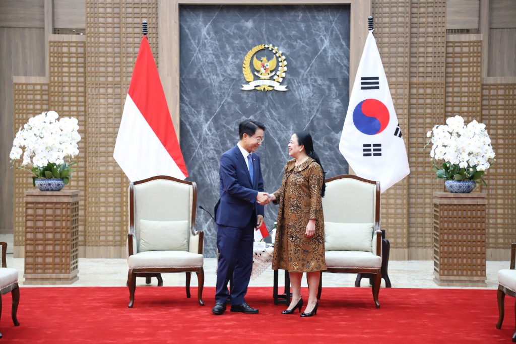 Ketua DPR RI Puan Maharani menerima kedatangan Utusan Presiden Korea Selatan Cho Jeong-Sik di Gedung Nusantara (Ashar/SinPo.id)