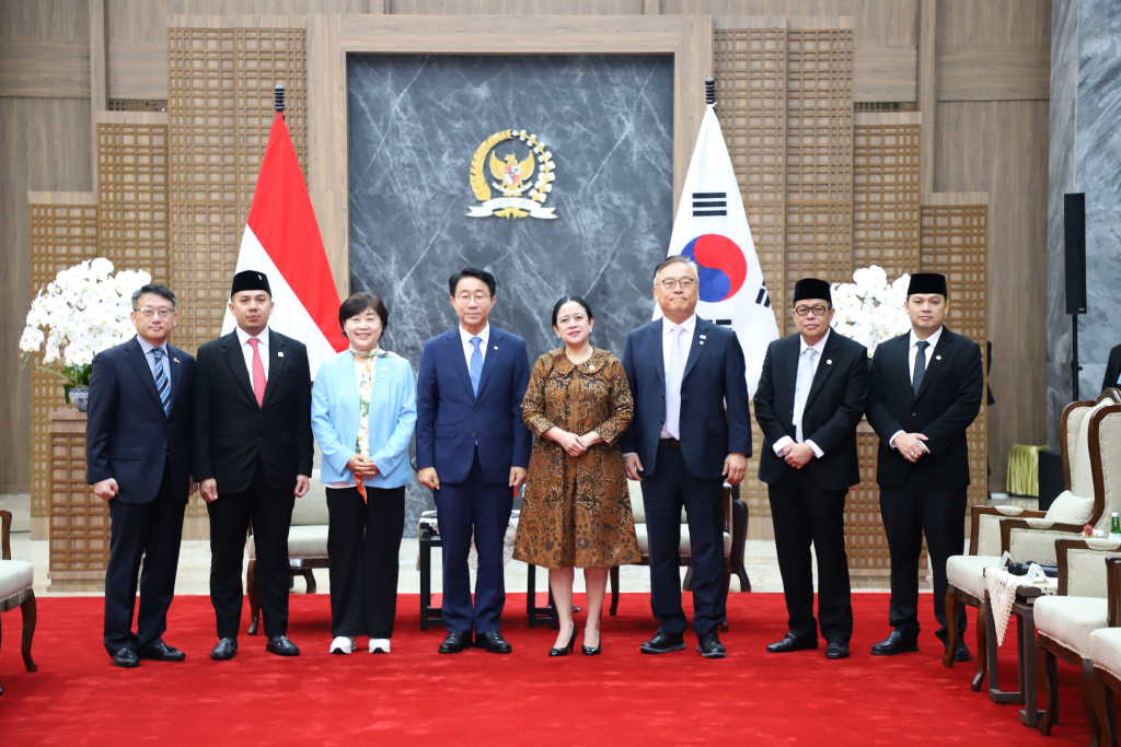 Ketua DPR RI Puan Maharani menerima kedatangan Utusan Presiden Korea Selatan Cho Jeong-Sik di Gedung Nusantara (Ashar/SinPo.id)