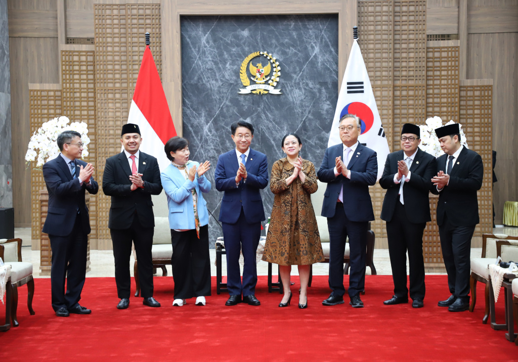 Ketua DPR RI Puan Maharani menerima kedatangan Utusan Presiden Korea Selatan Cho Jeong-Sik di Gedung Nusantara (Ashar/SinPo.id)