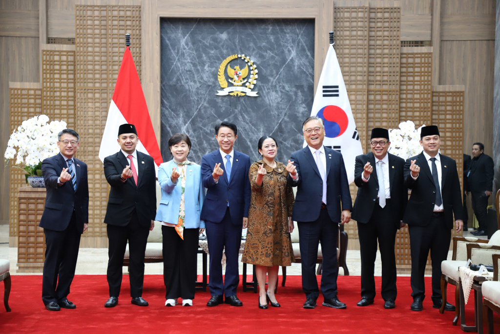 Ketua DPR RI Puan Maharani menerima kedatangan Utusan Presiden Korea Selatan Cho Jeong-Sik di Gedung Nusantara (Ashar/SinPo.id)