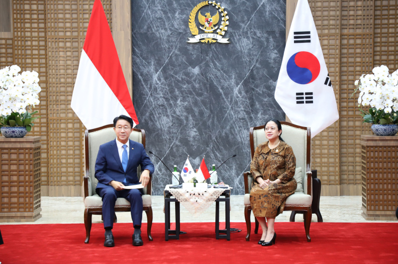 Ketua DPR RI Puan Maharani menerima kedatangan Utusan Presiden Korea Selatan Cho Jeong-Sik di Gedung Nusantara (Ashar/SinPo.id)