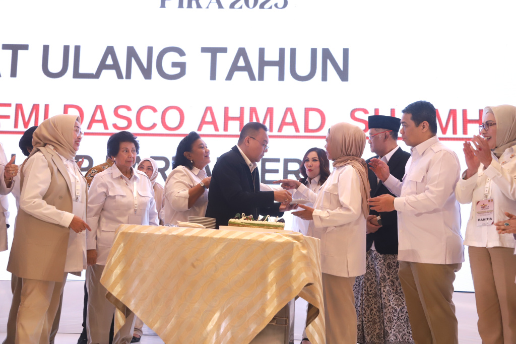 Wakil Ketua DPR RI sekaligus juga Ketua Harian DPP Gerindra Prof Sufmi Dasco Ahmad resmi membuka munas PIRA (Ashar/SinPo.id)