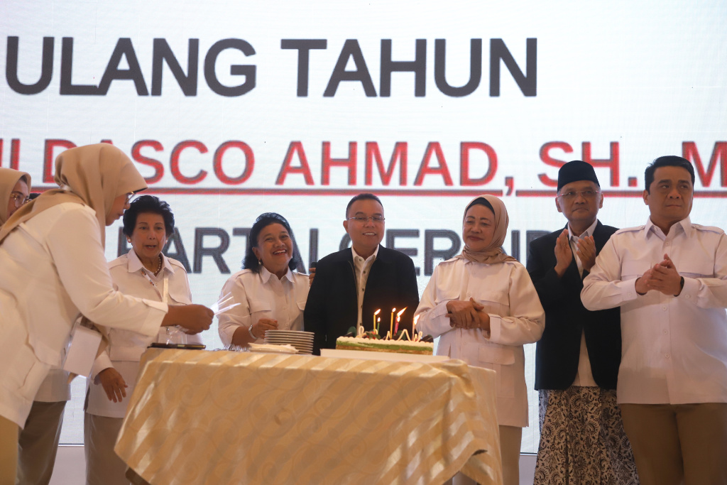 Wakil Ketua DPR RI sekaligus juga Ketua Harian DPP Gerindra Prof Sufmi Dasco Ahmad resmi membuka munas PIRA (Ashar/SinPo.id)