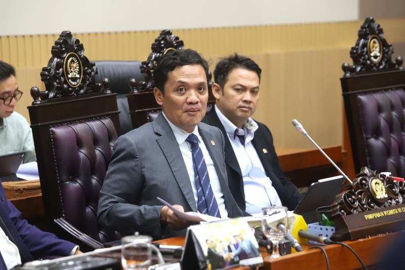 Ketua Komisi III DPR Habiburokhman memberikan keterangan pers terkait RUU KUHAP (Ashar/SinPo.id)