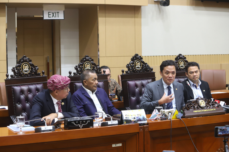 Ketua Komisi III DPR Habiburokhman memberikan keterangan pers terkait RUU KUHAP (Ashar/SinPo.id)