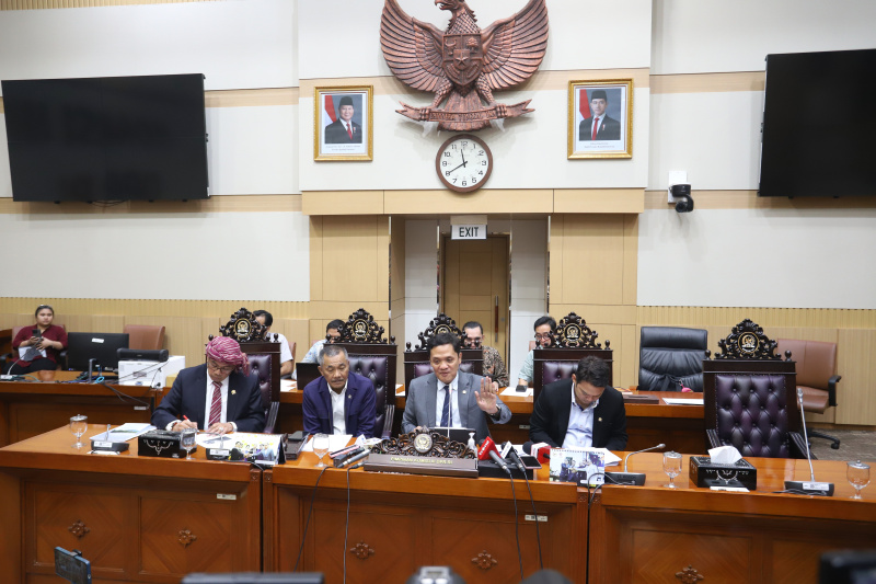 Ketua Komisi III DPR Habiburokhman memberikan keterangan pers terkait RUU KUHAP (Ashar/SinPo.id)