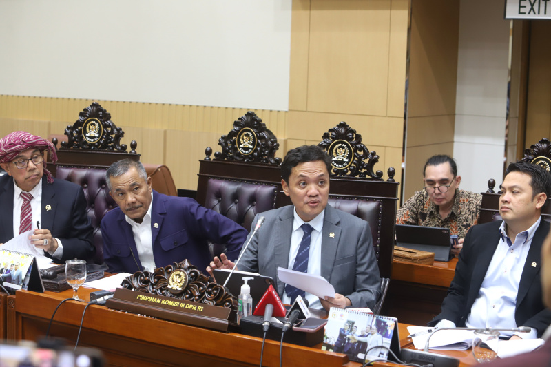 Ketua Komisi III DPR Habiburokhman memberikan keterangan pers terkait RUU KUHAP (Ashar/SinPo.id)