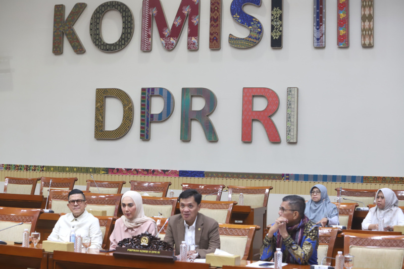 Ketua Komisi III DPR Habiburokhman dalam konferensi pers menyampaikan, bahwa draf RKUHAP bisa diakses di website DPR secara normal (Ashar/SinPo.id)