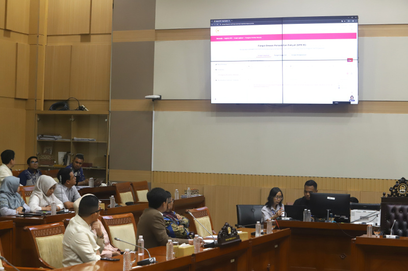 Ketua Komisi III DPR Habiburokhman dalam konferensi pers menyampaikan, bahwa draf RKUHAP bisa diakses di website DPR secara normal (Ashar/SinPo.id)