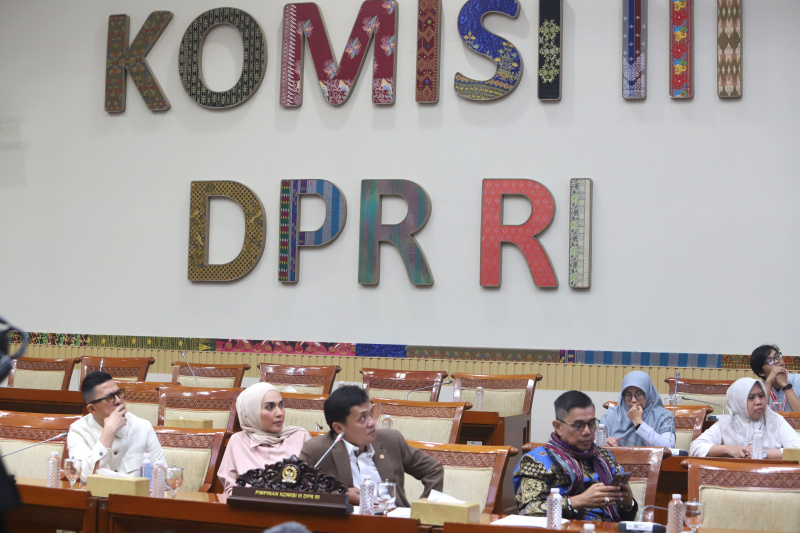 Ketua Komisi III DPR Habiburokhman dalam konferensi pers menyampaikan, bahwa draf RKUHAP bisa diakses di website DPR secara normal (Ashar/SinPo.id)