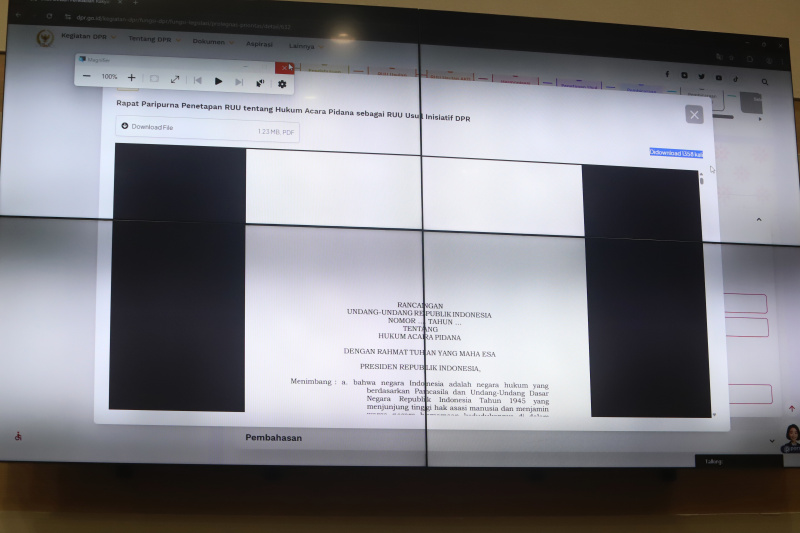 Ketua Komisi III DPR Habiburokhman dalam konferensi pers menyampaikan, bahwa draf RKUHAP bisa diakses di website DPR secara normal (Ashar/SinPo.id)