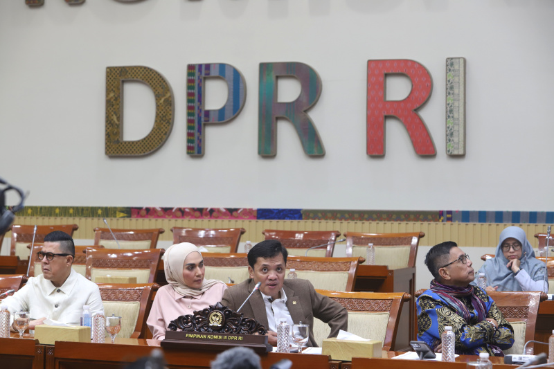 Ketua Komisi III DPR Habiburokhman dalam konferensi pers menyampaikan, bahwa draf RKUHAP bisa diakses di website DPR secara normal (Ashar/SinPo.id)