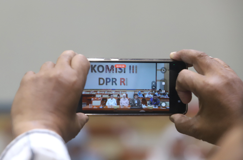 Ketua Komisi III DPR Habiburokhman dalam konferensi pers menyampaikan, bahwa draf RKUHAP bisa diakses di website DPR secara normal (Ashar/SinPo.id)