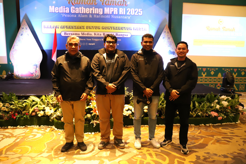 Ketua MPR RI Ahmad Muzani menggelar ramah tamah bersama para media Koordinatoriat Wartawan Parlemen di Lombok (Ashar/SinPo.id)