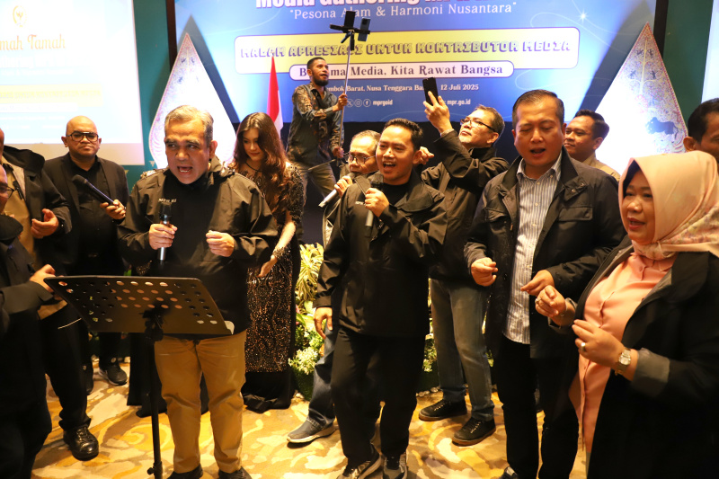 Ketua MPR RI Ahmad Muzani menggelar ramah tamah bersama para media Koordinatoriat Wartawan Parlemen di Lombok (Ashar/SinPo.id)