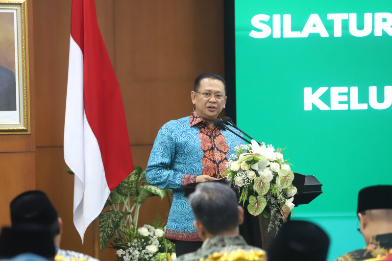 Ketua MPR RI Bambang Soesatyo memberikan surat pencabutan nama Gusdur dari TAP MPR (Ashar/SinPo.id)