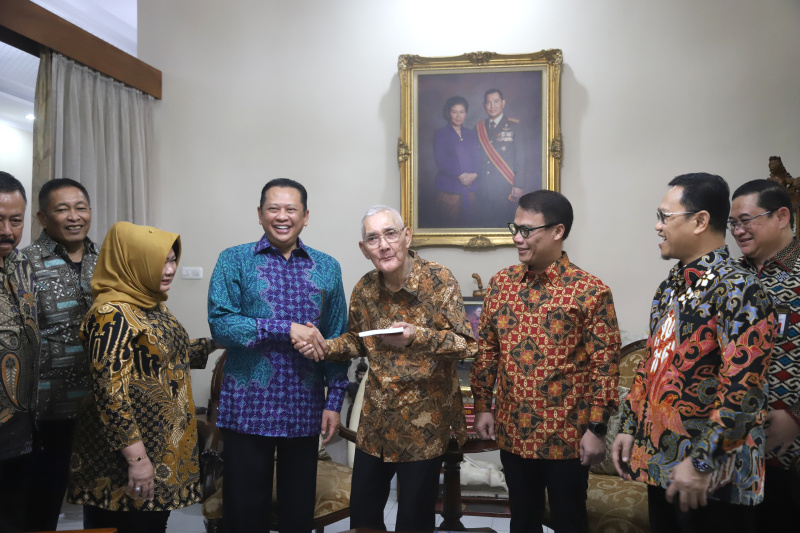 Ketua MPR RI Bambang Soesatyo mengunjungi kediaman Wapres ke-6 Try Sutrisno untuk silahturahmi dan bahas kinerja MPR RI (Ashar/SinPo.id)