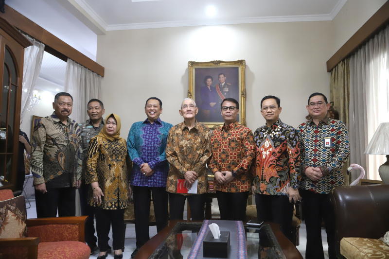 Ketua MPR RI Bambang Soesatyo mengunjungi kediaman Wapres ke-6 Try Sutrisno untuk silahturahmi dan bahas kinerja MPR RI (Ashar/SinPo.id)
