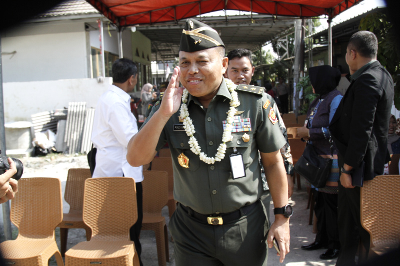 Ketua RW 13 Tarumajaya Ariawan bersama Mayjen TNI Agus Winarna meresmikan perpustakaan warga RW 13 Tarumajaya (Ashar/SinPo.id)