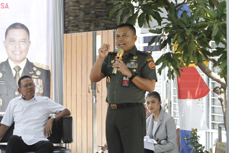 Ketua RW 13 Tarumajaya Ariawan bersama Mayjen TNI Agus Winarna meresmikan perpustakaan warga RW 13 Tarumajaya (Ashar/SinPo.id)