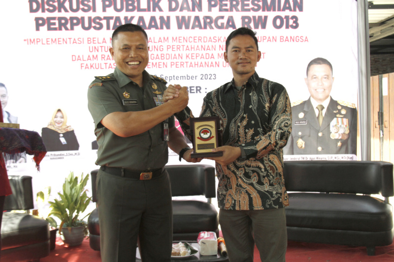 Ketua RW 13 Tarumajaya Ariawan bersama Mayjen TNI Agus Winarna meresmikan perpustakaan warga RW 13 Tarumajaya (Ashar/SinPo.id)