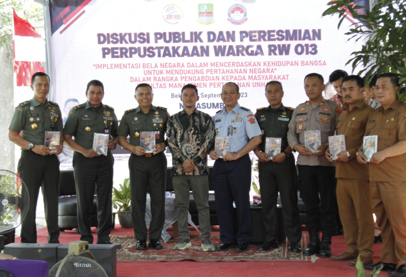 Ketua RW 13 Tarumajaya Ariawan bersama Mayjen TNI Agus Winarna meresmikan perpustakaan warga RW 13 Tarumajaya (Ashar/SinPo.id)