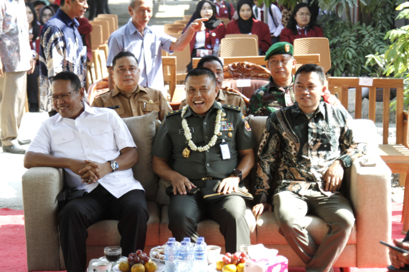 Ketua RW 13 Tarumajaya Ariawan bersama Mayjen TNI Agus Winarna meresmikan perpustakaan warga RW 13 Tarumajaya (Ashar/SinPo.id)