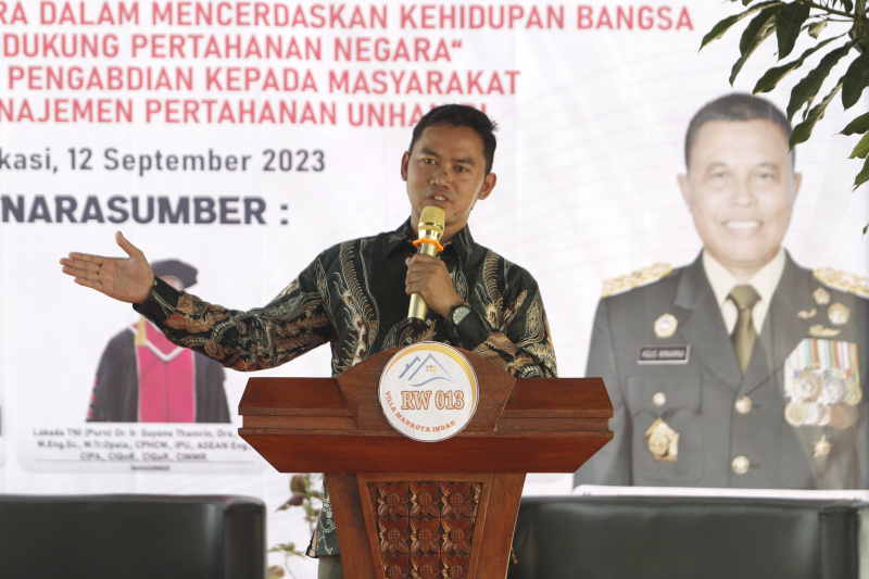 Ketua RW 13 Tarumajaya Ariawan bersama Mayjen TNI Agus Winarna meresmikan perpustakaan warga RW 13 Tarumajaya (Ashar/SinPo.id)