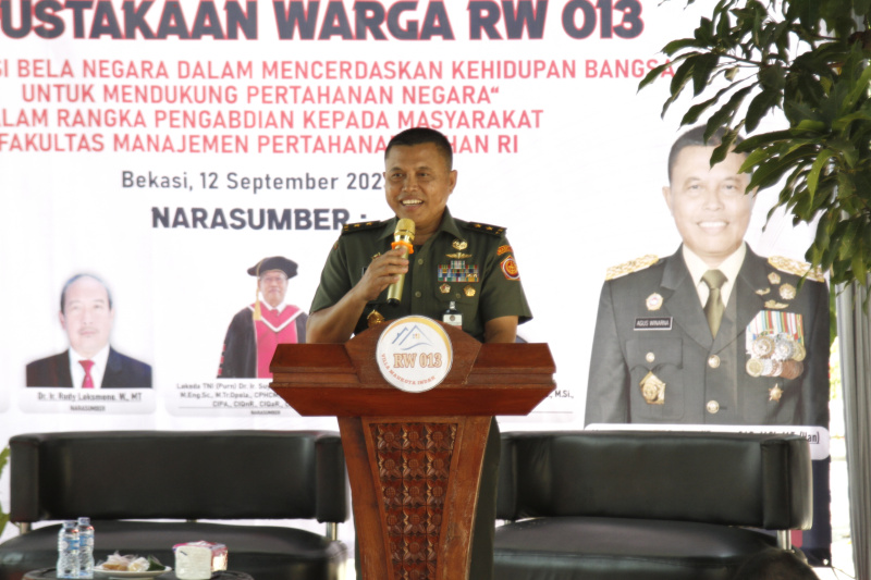 Ketua RW 13 Tarumajaya Ariawan bersama Mayjen TNI Agus Winarna meresmikan perpustakaan warga RW 13 Tarumajaya (Ashar/SinPo.id)